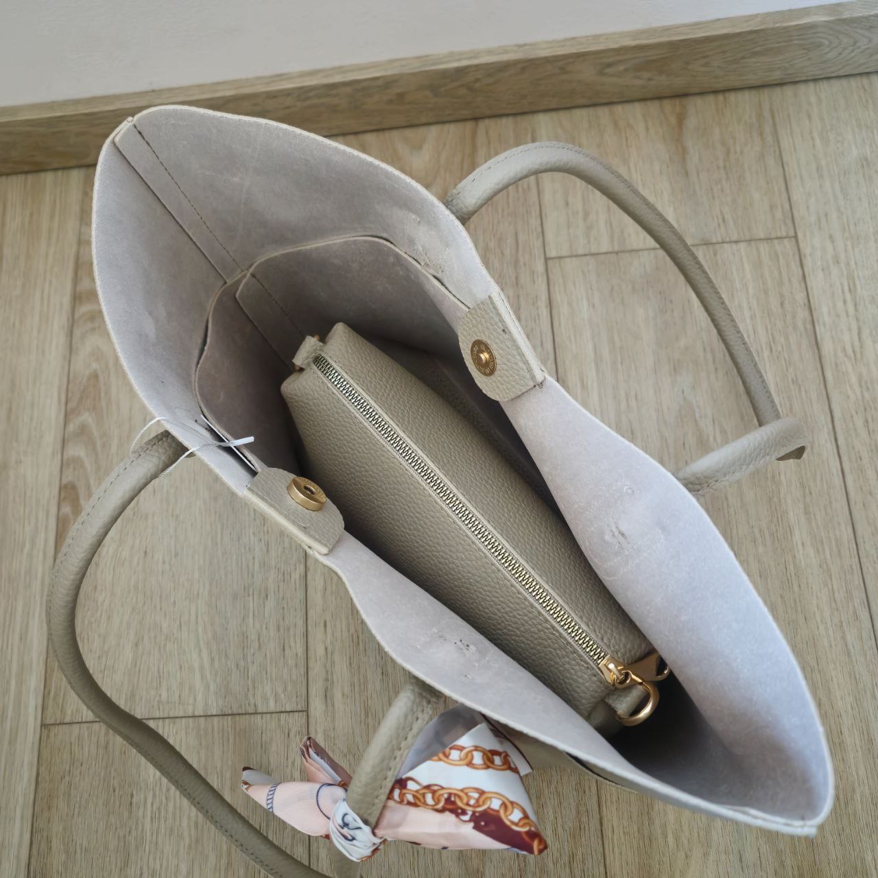 Women's bag with ribbon